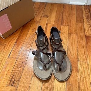 Journee Collection Brown Sandle with Zipper in back - Size 12